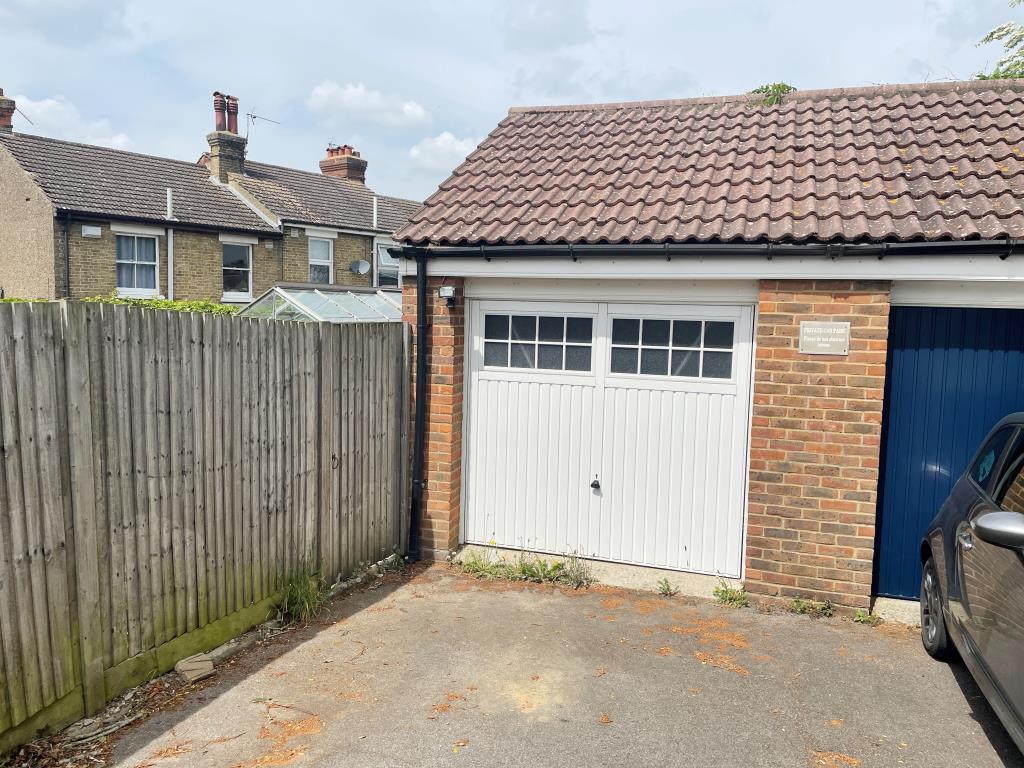 Lot: 31 - THREE-BEDROOM HOUSE WITH GARAGE -